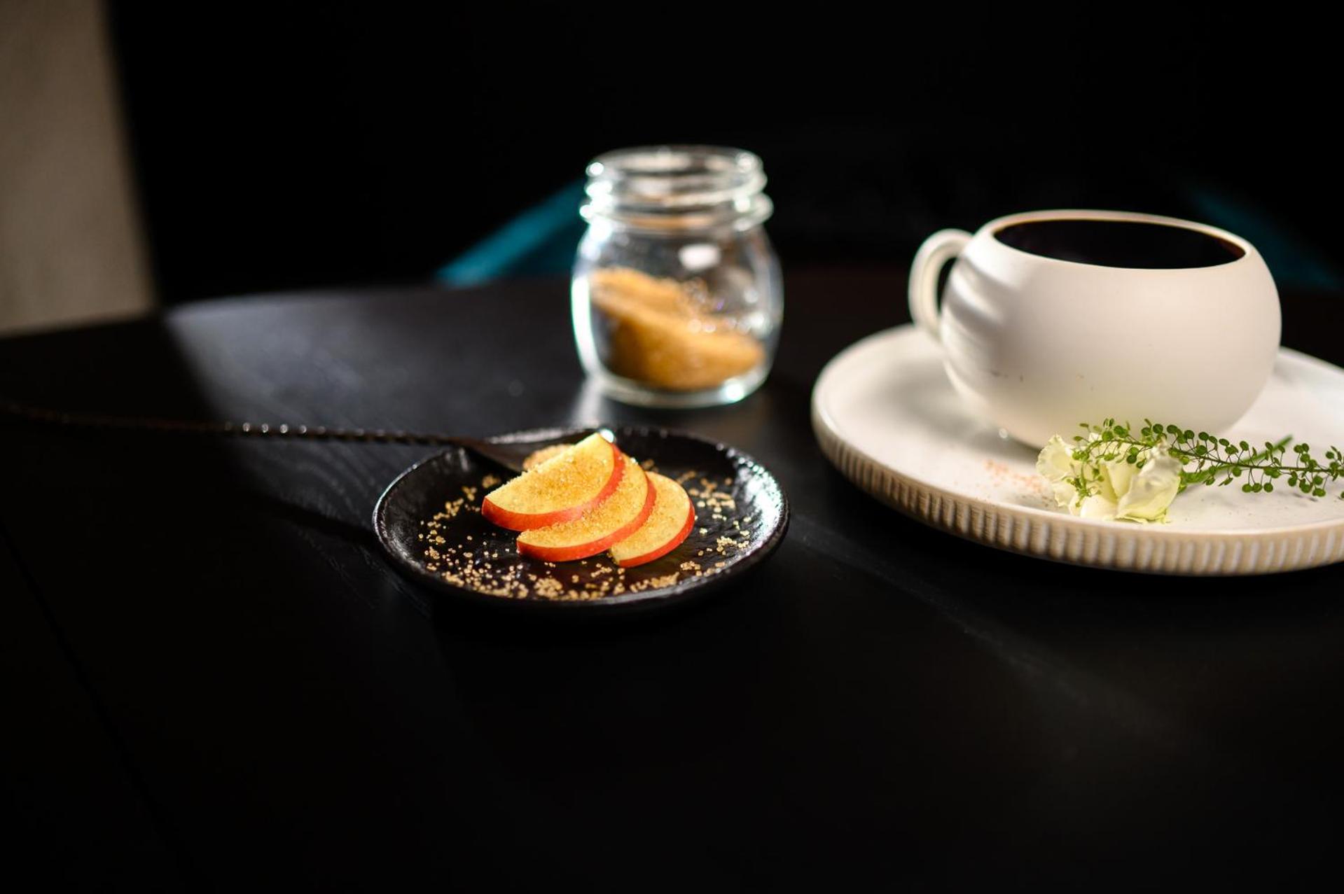 Pullman Riga Old Town Hotel Exterior foto A cup of coffee with a jar of sugar and a plate of lemon