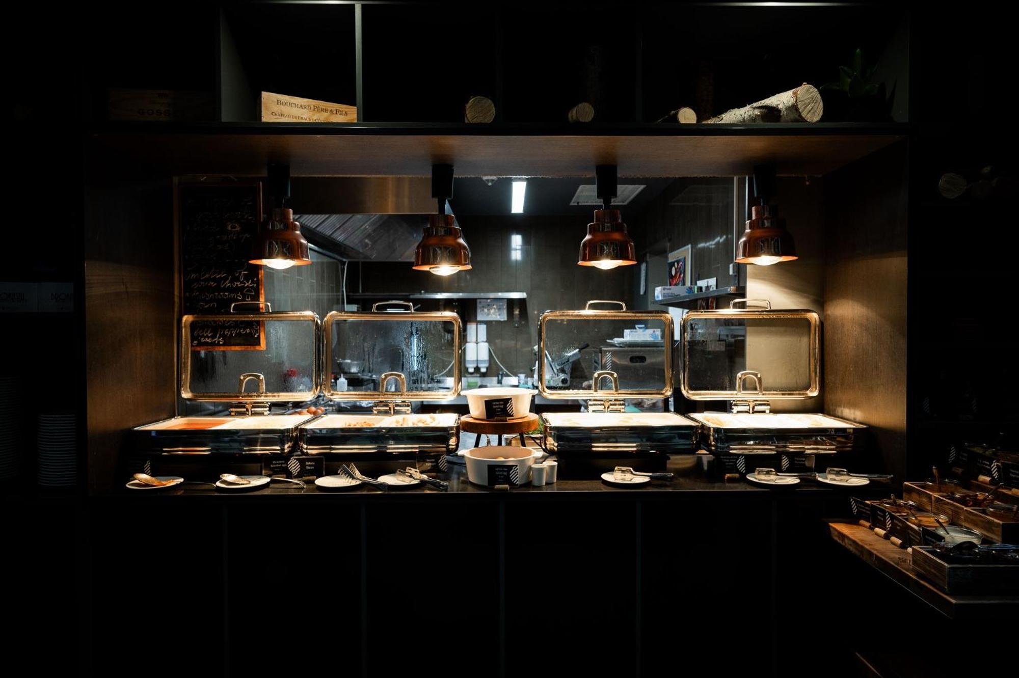 Pullman Riga Old Town Hotel Exterior foto The open kitchen at the restaurant