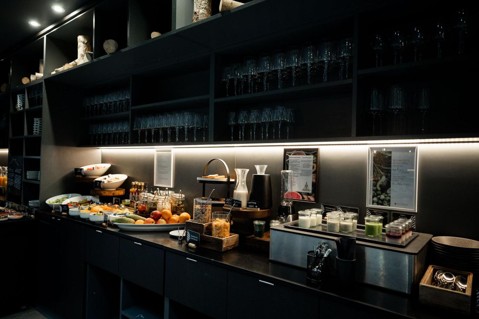 Pullman Riga Old Town Hotel Exterior foto The buffet at the lounge
