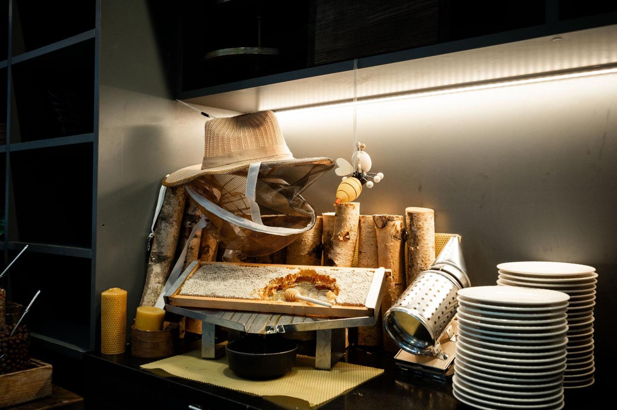 Pullman Riga Old Town Hotel Exterior foto A display of a whole duck at a restaurant