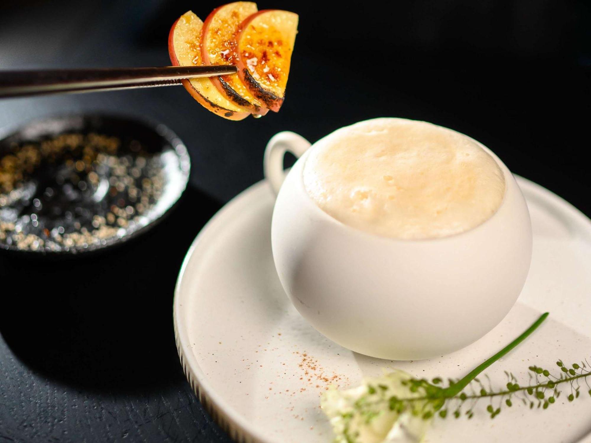 Pullman Riga Old Town Hotel Exterior foto A cup of coffee with a slice of orange