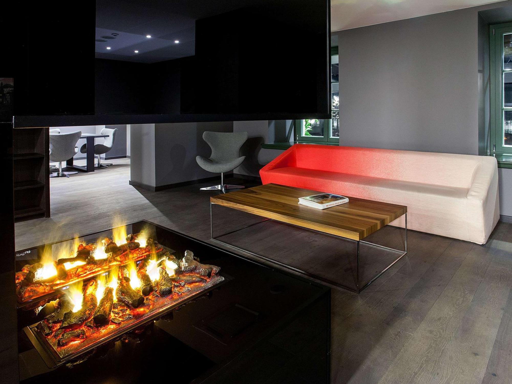 Pullman Riga Old Town Hotel Exterior foto A fireplace with a suspended TV